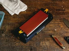 Helle Outdoormesser Utvaer, Stahl Sandvik 12C27, Rostfrei, Maserbirke-/Vulkanfiber-Griff, Schlagdorn, Lederscheide 4 Helle Outdoormesser Utvaer, Stahl Sandvik 12C27, Rostfrei, Maserbirke-/Vulkanfiber-Griff, Schlagdorn, Lederscheide – Bild 2