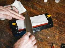 Helle Outdoormesser Utvaer, Stahl Sandvik 12C27, Rostfrei, Maserbirke-/Vulkanfiber-Griff, Schlagdorn, Lederscheide 6 Helle Outdoormesser Utvaer, Stahl Sandvik 12C27, Rostfrei, Maserbirke-/Vulkanfiber-Griff, Schlagdorn, Lederscheide – Bild 4