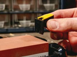 Helle Outdoormesser Utvaer, Stahl Sandvik 12C27, Rostfrei, Maserbirke-/Vulkanfiber-Griff, Schlagdorn, Lederscheide 7 Helle Outdoormesser Utvaer, Stahl Sandvik 12C27, Rostfrei, Maserbirke-/Vulkanfiber-Griff, Schlagdorn, Lederscheide – Bild 5